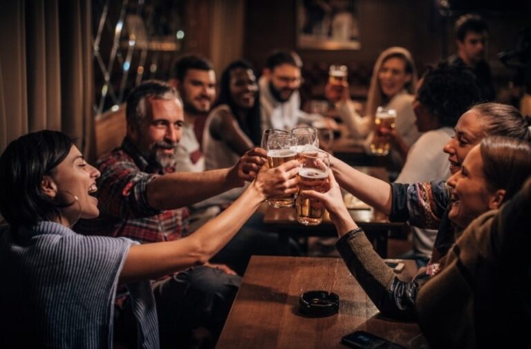 cómo atraer clientes a un bar